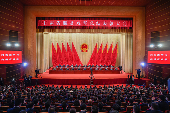 5-探花视频
副院长黄晓霞代表学院出席在甘肃省举行的甘肃省脱贫攻坚总结表彰大会.jpg